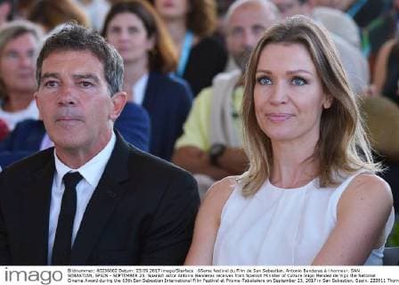 65eme festival du Film de San Sebastian. Antonio Banderas à l honneur. SAN SEBASTIAN, SPAIN - SEPTEMBER 23: Spanish actor Antonio Banderas receives from Spanish Minister of Culture Inigo Mendez de Vigo the National Cinema Award during the 65th San Sebastian International Film Festival at Prisma-Tabakalera on September 23, 2017 in San Sebastian, Spain. 220911 Thomas Bohlen Starface 2017-09-23 San Sebastian Espagne Banderas, Antonio; Kempel, Nicole  Copyright: xThomasxBohlenx xStarfacex STAR_220911_031