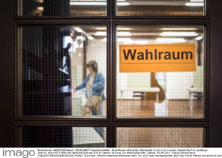 Eine Person wirft einen Wahlschein in die Urne in einem kleinen Dorf im Landkreis Goerlitz. Rund 61,5 Millionen deutsche Buerger sind an diesem Sonntag zur Wahl aufgerufen. Diehsa, 24.09.2017. Diehsa Deutschland Copyright: xFlorianxGaertner photothek.netx