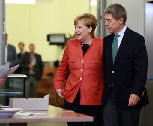 Bilder des Tages (170924) -- BERLIN, Sept. 24, 2017 -- German Chancellor Angela Merkel (L) and her husband Joachim Sauer cast their votes in Berlin, Germany, on Sept. 24, 2017. More than 61 million German voters were called to cast ballots on Sunday to pick their Bundestag, or federal parliament, on which a new government will be formed. )(jmmn) GERMANY-BERLIN-POLITICS-MERKEL-VOTE luoxhuanhuan 