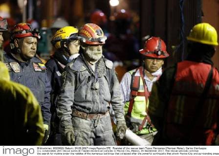 Founder of the rescue team Topos Mexicanos (Mexican Moles), Carlos Cienfuegos (c), collaborates with rescue works at Tlaplan residencial complex in Mexico City, Mexico, 24 September 2017. The rescue services continue the search for victims under the rubbles of the numerous buildings that collapsed after the powerful earthquake that shook Mexico City and surrounding areas on 19 September. The quake left at least 305 people dead, 167 of them in the Mexican capital alone. Rescue works continue in Mexico after earthquake !ACHTUNG: NUR REDAKTIONELLE NUTZUNG!  Copyright: xJoséxMéndezx 20170924-636418675889555082