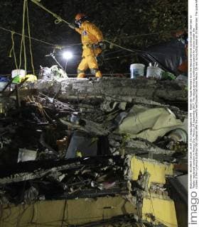 Bilder des Tages Members from the Rescue Services continue with their task at Tlaplan residencial complex in Mexico City, Mexico, 24 September 2017. The rescue services continue the search for victims under the rubbles of the numerous buildings that collapsed after the powerful earthquake that shook Mexico City and surrounding areas on 19 September. The quake left at least 305 people dead, 167 of them in the Mexican capital alone. Rescue works continue in Mexico after earthquake !ACHTUNG: NUR REDAKTIONELLE NUTZUNG!  Copyright: xMarioxGuzmanx 20170924-636418676561291082