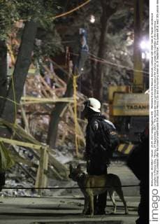 Members from the Rescue Services continue with their task at Tlaplan residencial complex in Mexico City, Mexico, 24 September 2017. The rescue services continue the search for victims under the rubbles of the numerous buildings that collapsed after the powerful earthquake that shook Mexico City and surrounding areas on 19 September. The quake left at least 305 people dead, 167 of them in the Mexican capital alone. Rescue works continue in Mexico after earthquake !ACHTUNG: NUR REDAKTIONELLE NUTZUNG!  Copyright: xMarioxGuzmanx 20170924-636418676567687082