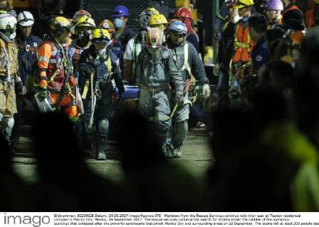 Members from the Rescue Services continue with their task at Tlaplan residencial complex in Mexico City, Mexico, 24 September 2017. The rescue services continue the search for victims under the rubbles of the numerous buildings that collapsed after the powerful earthquake that shook Mexico City and surrounding areas on 19 September. The quake left at least 305 people dead, 167 of them in the Mexican capital alone. Rescue works continue in Mexico after earthquake !ACHTUNG: NUR REDAKTIONELLE NUTZUNG!  Copyright: xJosexMendezx 20170924-636418676588591082