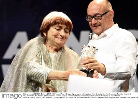 Agnes Varda mit Jose Luis Rebordinos bei der Verleihung des Donostia Awards für ihr Lebenswerk auf dem 65. Internationalen Filmfestival San Sebastian Festival Internacional de Cine de Donostia-San Sebastian im Victoria Eugenia Theater. San Sebastian, 24.09.2017 Foto:xC.xNiehausx xFuturexImage
