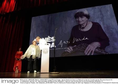 Agnes Varda mit Jose Luis Rebordinos bei der Verleihung des Donostia Awards für ihr Lebenswerk auf dem 65. Internationalen Filmfestival San Sebastian Festival Internacional de Cine de Donostia-San Sebastian im Victoria Eugenia Theater. San Sebastian, 24.09.2017 Foto:xC.xNiehausx xFuturexImage
