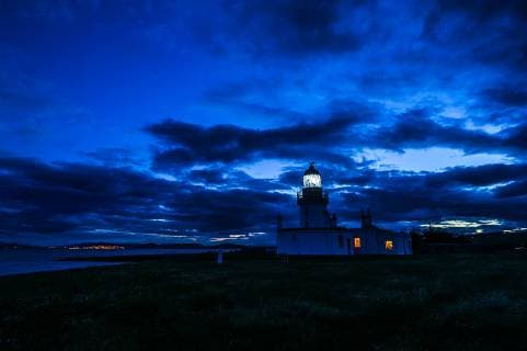 Zur blauen Stunde am Leuchtturm an der Landzunge bei Fortrose-Inverness, Highland, Schottland. Blaue Stunde mit Leuchtturm