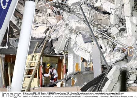 Dozens of brigaders continue to rescue bodies in the collapsed building on Alvaro Obregon Avenue in Mexico City, Mexico, 24 September 2017. The death toll continues to rise because of the strong earthquake in Mexico on Tuesday to 319, while hopes of finding survivors among the collapsed buildings are dwindling. In Mexico City, the number of deaths is already 181 and it is feared that it will exceed 200, as there are about 40 people missing, said the National Coordinator of Civil Protection, Luis Felipe Puente. EFE Ulises Ruiz Basurto Death toll rises to 319 and hopes for survivors reduced !ACHTUNG: NUR REDAKTIONELLE NUTZUNG!  Copyright: xUlisesxRuizxBasurtox MEX74 20170925-636419132225241536