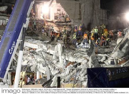 Dozens of brigaders continue to rescue bodies in the collapsed building on Alvaro Obregon Avenue in Mexico City, Mexico, 24 September 2017. The death toll continues to rise because of the strong earthquake in Mexico on Tuesday to 319, while hopes of finding survivors among the collapsed buildings are dwindling. In Mexico City, the number of deaths is already 181 and it is feared that it will exceed 200, as there are about 40 people missing, said the National Coordinator of Civil Protection, Luis Felipe Puente. EFE Ulises Ruiz Basurto Death toll rises to 319 and hopes for survivors reduced !ACHTUNG: NUR REDAKTIONELLE NUTZUNG!  Copyright: xUlisesxRuizxBasurtox MEX74 20170925-636419135323245536