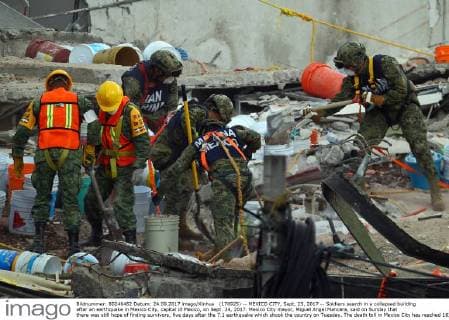 (170925) -- MEXICO CITY, Sept. 25, 2017 -- Soldiers search in a collapsed building after an earthquake in Mexico City, capital of Mexico, on Sept. 24, 2017. Mexico City mayor, Miguel Angel Mancera, said on Sunday that there was still hope of finding survivors, five days after the 7.1 earthquake which shook the country on Tuesday. The death toll in Mexico City has reached 181 people, out of 319 dead nationwide. Str) (da) (rtg) MEXICO-MEXICO CITY-ENVIRONMENT-EARTHQUAKE carolinaxendaraxarms 