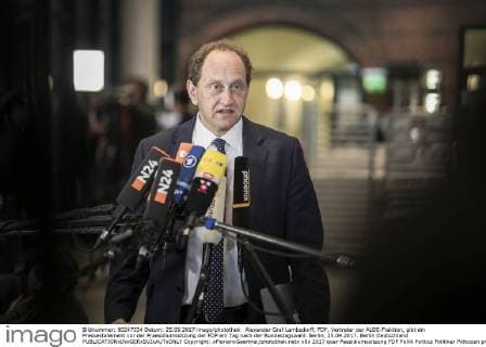 Deutsche Parteien: FDP. Wiedereinzug in den Bundestag 2017 Alexander Graf Lambsdorff, FDP, Vertreter der ALDE-Fraktion, gibt ein Pressestatement vor der Praesidiumssitzung der FDP am Tag nach der Bundestagswahl. Berlin, 25.09.2017. Berlin Deutschland Copyright: xFlorianxGaertner photothek.netx