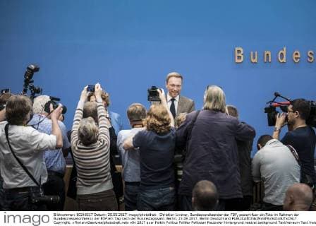 Deutsche Parteien: FDP. Wiedereinzug in den Bundestag 2017 Christian Lindner, Bundesvorsitzender der FDP, posiert fuer ein Foto im Rahmen der Bundespressekonferenz der FDP am Tag nach der Bundestagswahl. Berlin, 25.09.2017. Berlin Deutschland Copyright: xFlorianxGaertner photothek.netx