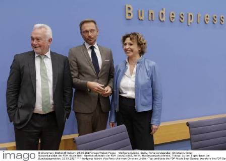 Deutsche Parteien: FDP. Wiedereinzug in den Bundestag 2017 Wolfgang Kubicki, Stellv. Parteivorsitzender, Christian Lindner, Spitzenkandidat der FDP, Nicola Beer, Generalsekretärin der FDP, Deutschland, Berlin, Bundespressekonferenz, Thema: Zu den Ergebnissen der Bundestagswahlen, 25.09.2017 *** Wolfgang Kubicki Vice Party chairman Christian Lindner Top candidate the FDP Nicola Beer General secretary the FDP Germany Berlin Federal press conference Theme to the Results the Bundestag elections 25 09 2017