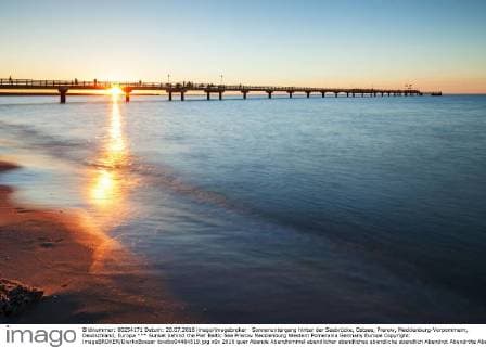 Sunset behind the Pier Baltic Sea Prerow Mecklenburg Western Pomerania Germany Europe Copyright: imageBROKER/DierkxBoeser ibxdbo04464519.jpg