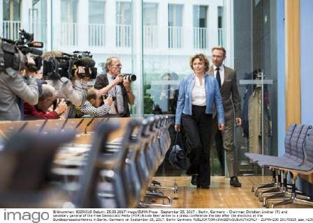 Deutsche Parteien: FDP. Scheitern der Jamaika-Sondierungsgespräche 2017 September 25, 2017 - Berlin, Germany - Chairman Christian Lindner (R) and secretary general of the Free Democratic Party (FDP) Nicola Beer arrive to a press conference the day after the elections at the Bundespressekonferenz in Berlin, Germany on September 25, 2017. Berlin Germany  - ZUMAn230 20170925_zaa_n230_284 Copyright: xEmmanuelexContinix