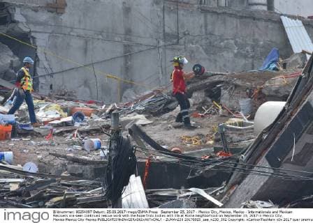September 25, 2017 - Mexico City, Mexico, Mexico - Internationals and Mexican Rescuers are seen continued rescue work with the hope finds bodies with life at Roma neighborhood on September 25, 2017 in Mexico City, Mexico Mexico City Mexico  - ZUMAn230 20170925_zaa_n230_392 Copyright: xCarlosxTischlerx