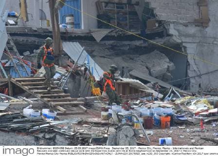 September 25, 2017 - Mexico City, Mexico, Mexico - Internationals and Mexican Rescuers are seen continued rescue work with the hope finds bodies with life at Roma neighborhood on September 25, 2017 in Mexico City, Mexico Mexico City Mexico  - ZUMAn230 20170925_zaa_n230_393 Copyright: xCarlosxTischlerx