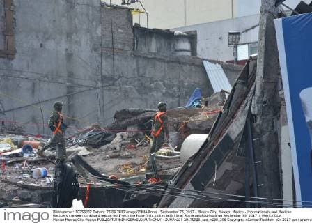 September 25, 2017 - Mexico City, Mexico, Mexico - Internationals and Mexican Rescuers are seen continued rescue work with the hope finds bodies with life at Roma neighborhood on September 25, 2017 in Mexico City, Mexico Mexico City Mexico  - ZUMAn230 20170925_zaa_n230_396 Copyright: xCarlosxTischlerx