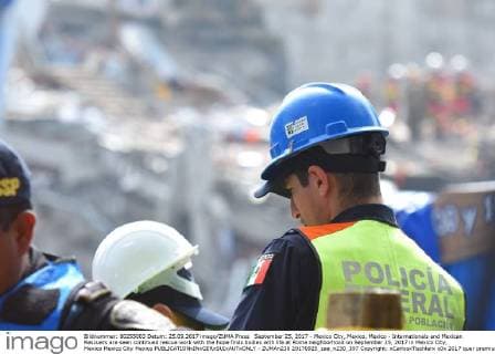 September 25, 2017 - Mexico City, Mexico, Mexico - Internationals and Mexican Rescuers are seen continued rescue work with the hope finds bodies with life at Roma neighborhood on September 25, 2017 in Mexico City, Mexico Mexico City Mexico  - ZUMAn230 20170925_zaa_n230_397 Copyright: xCarlosxTischlerx