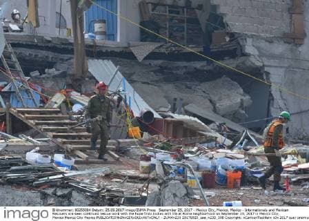 September 25, 2017 - Mexico City, Mexico, Mexico - Internationals and Mexican Rescuers are seen continued rescue work with the hope finds bodies with life at Roma neighborhood on September 25, 2017 in Mexico City, Mexico Mexico City Mexico  - ZUMAn230 20170925_zaa_n230_398 Copyright: xCarlosxTischlerx