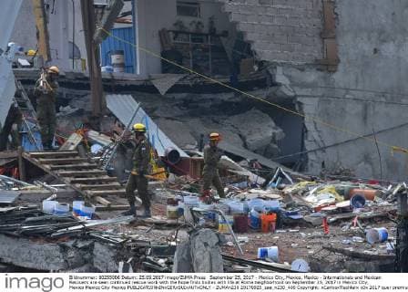 September 25, 2017 - Mexico City, Mexico, Mexico - Internationals and Mexican Rescuers are seen continued rescue work with the hope finds bodies with life at Roma neighborhood on September 25, 2017 in Mexico City, Mexico Mexico City Mexico  - ZUMAn230 20170925_zaa_n230_400 Copyright: xCarlosxTischlerx
