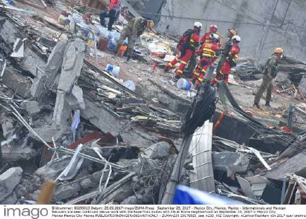 September 25, 2017 - Mexico City, Mexico, Mexico - Internationals and Mexican Rescuers are seen continued rescue work with the hope finds bodies with life at Roma neighborhood on September 25, 2017 in Mexico City, Mexico Mexico City Mexico  - ZUMAn230 20170925_zaa_n230_402 Copyright: xCarlosxTischlerx