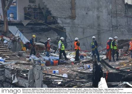 September 25, 2017 - Mexico City, Mexico, Mexico - Internationals and Mexican Rescuers are seen continued rescue work with the hope finds bodies with life at Roma neighborhood on September 25, 2017 in Mexico City, Mexico Mexico City Mexico  - ZUMAn230 20170925_zaa_n230_403 Copyright: xCarlosxTischlerx