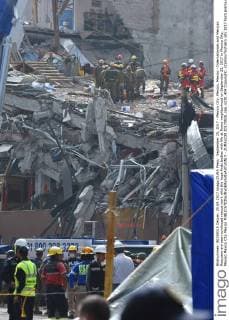 September 25, 2017 - Mexico City, Mexico, Mexico - Internationals and Mexican Rescuers are seen continued rescue work with the hope finds bodies with life at Roma neighborhood on September 25, 2017 in Mexico City, Mexico Mexico City Mexico  - ZUMAn230 20170925_zaa_n230_404 Copyright: xCarlosxTischlerx