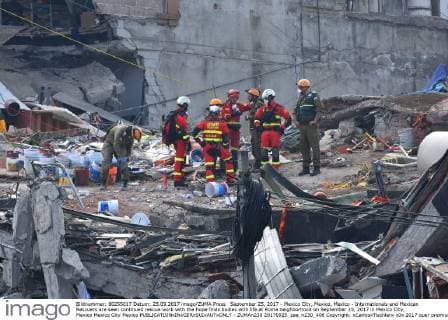 September 25, 2017 - Mexico City, Mexico, Mexico - Internationals and Mexican Rescuers are seen continued rescue work with the hope finds bodies with life at Roma neighborhood on September 25, 2017 in Mexico City, Mexico Mexico City Mexico  - ZUMAn230 20170925_zaa_n230_406 Copyright: xCarlosxTischlerx