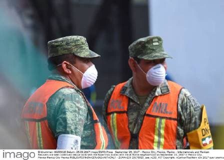 September 25, 2017 - Mexico City, Mexico, Mexico - Internationals and Mexican Rescuers are seen continued rescue work with the hope finds bodies with life at Roma neighborhood on September 25, 2017 in Mexico City, Mexico Mexico City Mexico  - ZUMAn230 20170925_zaa_n230_407 Copyright: xCarlosxTischlerx