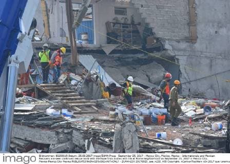 September 25, 2017 - Mexico City, Mexico, Mexico - Internationals and Mexican Rescuers are seen continued rescue work with the hope finds bodies with life at Roma neighborhood on September 25, 2017 in Mexico City, Mexico Mexico City Mexico  - ZUMAn230 20170925_zaa_n230_409 Copyright: xCarlosxTischlerx