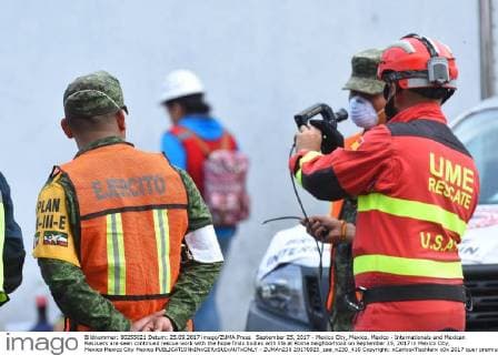 September 25, 2017 - Mexico City, Mexico, Mexico - Internationals and Mexican Rescuers are seen continued rescue work with the hope finds bodies with life at Roma neighborhood on September 25, 2017 in Mexico City, Mexico Mexico City Mexico  - ZUMAn230 20170925_zaa_n230_410 Copyright: xCarlosxTischlerx