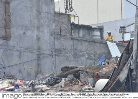 September 25, 2017 - Mexico City, Mexico, Mexico - Internationals and Mexican Rescuers are seen continued rescue work with the hope finds bodies with life at Roma neighborhood on September 25, 2017 in Mexico City, Mexico Mexico City Mexico  - ZUMAn230 20170925_zaa_n230_411 Copyright: xCarlosxTischlerx