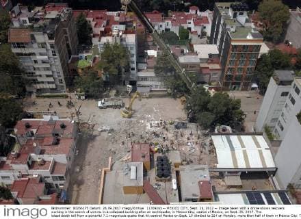 (170926) -- MEXICO CITY, Sept. 26, 2017 -- Image taken with a drone shows rescuers working in the search of victims in a collapsed building after an earthquake, in Mexico City, capital of Mexico, on Sept. 25, 2017. The latest death toll from a powerful 7.1-magnitude quake that hit central Mexico on Sept. 19 climbed to 324 on Monday, more than half of them in Mexico City. The head of the national civil protection agency, Luis Felipe Puente, said 186 people were killed in the capital, where the seismic tremors toppled at least 38 buildings and damaged thousands of others. Paul Contreras) (da) (rtg) (lrz) MEXICO-MEXICO CITY-EARTHQUAKE-RESCUE e PAULxCONTRERAS