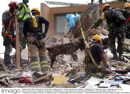 Themen der Woche (170926) -- MEXICO CITY, Sept. 26, 2017 -- Rescuers work in the search of victims in a collapsed building after an earthquake, in the streets of Escocia and Gabriel Mancera in the Del Valle neighborhood, in Mexico City, capital of Mexico, on Sept. 25, 2017. The latest death toll from a powerful 7.1-magnitude quake that hit central Mexico on Sept. 19 climbed to 324 on Monday, more than half of them in Mexico City. The head of the national civil protection agency, Luis Felipe Puente, said 186 people were killed in the capital, where the seismic tremors toppled at least 38 buildings and damaged thousands of others. (da) (rtg) (lrz) MEXICO-MEXICO CITY-EARTHQUAKE-RESCUE e STR