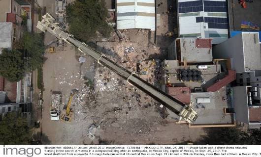 (170926) -- MEXICO CITY, Sept. 26, 2017 -- Image taken with a drone shows rescuers working in the search of victims in a collapsed building after an earthquake, in Mexico City, capital of Mexico, on Sept. 25, 2017. The latest death toll from a powerful 7.1-magnitude quake that hit central Mexico on Sept. 19 climbed to 324 on Monday, more than half of them in Mexico City. The head of the national civil protection agency, Luis Felipe Puente, said 186 people were killed in the capital, where the seismic tremors toppled at least 38 buildings and damaged thousands of others. Paul Contreras) (da) (rtg) (lrz) MEXICO-MEXICO CITY-EARTHQUAKE-RESCUE e PAULxCONTRERAS
