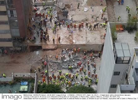 (170926) -- MEXICO CITY, Sept. 26, 2017 -- Image taken with a drone shows rescuers working in the search of victims in a collapsed building after an earthquake, in Mexico City, capital of Mexico, on Sept. 25, 2017. The latest death toll from a powerful 7.1-magnitude quake that hit central Mexico on Sept. 19 climbed to 324 on Monday, more than half of them in Mexico City. The head of the national civil protection agency, Luis Felipe Puente, said 186 people were killed in the capital, where the seismic tremors toppled at least 38 buildings and damaged thousands of others. Paul Contreras) (da) (rtg) (lrz) MEXICO-MEXICO CITY-EARTHQUAKE-RESCUE e PAULxCONTRERAS