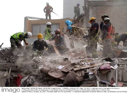 (170926) -- MEXICO CITY, Sept. 26, 2017 -- Rescuers work in the search of victims in a collapsed building after an earthquake, in the streets of Escocia and Gabriel Mancera in the Del Valle neighborhood, in Mexico City, capital of Mexico, on Sept. 25, 2017. The latest death toll from a powerful 7.1-magnitude quake that hit central Mexico on Sept. 19 climbed to 324 on Monday, more than half of them in Mexico City. The head of the national civil protection agency, Luis Felipe Puente, said 186 people were killed in the capital, where the seismic tremors toppled at least 38 buildings and damaged thousands of others. (da) (rtg) (lrz) MEXICO-MEXICO CITY-EARTHQUAKE-RESCUE e STR