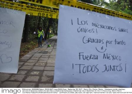 September 25, 2017 - Mexico City, Mexico, Mexico - Volunteers provide veterinary services at temporary shelters for pets that survived at the Earthquake of September 19 on September 25, 2017 in Mexico City, Mexico Mexico City Mexico  - ZUMAn230 20170925_zaa_n230_539 Copyright: xCarlosxTischlerx