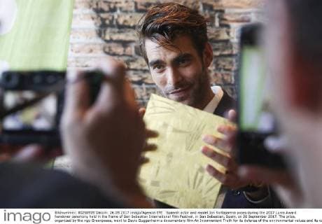 Spanish actor and model Jon Kortajarena poses during the 2017 Lurra Award handover ceremony held in the frame of San Sebastian International Film Festival, in San Sebastian, Spain, on 26 September 2017. The prize, organized by the ngo Greenpeace, went to Davis Guggenheim s documentary film An Inconvenient Truth for its defense of the environmental values and its compromise against the climatic change. The documentary is about former United States Vice President Al Gore s campaign to educate citizens about global warming. The Donostia Zinemaldia runs from 22 to 30 September. Documentary An Inconvenient Truth wins the Lurra Award !ACHTUNG: NUR REDAKTIONELLE NUTZUNG!  Copyright: xJavierxEtxezarretax GRA136 20170926-636420314661960410
