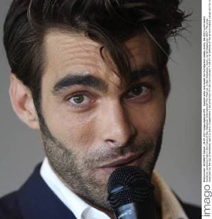 Spanish actor and model Jon Kortajarena speaks during the 2017 Lurra Award handover ceremony held in the frame of San Sebastian International Film Festival, in San Sebastian, Spain, on 26 September 2017. The prize, organized by the ngo Greenpeace, went to Davis Guggenheim s documentary film An Inconvenient Truth for its defense of the environmental values and its compromise against the climatic change. The documentary is about former United States Vice President Al Gore s campaign to educate citizens about global warming. The Donostia Zinemaldia runs from 22 to 30 September. Documentary An Inconvenient Truth wins the Lurra Award !ACHTUNG: NUR REDAKTIONELLE NUTZUNG!  Copyright: xJavierxEtxezarretax GRA136 20170926-636420314690352410