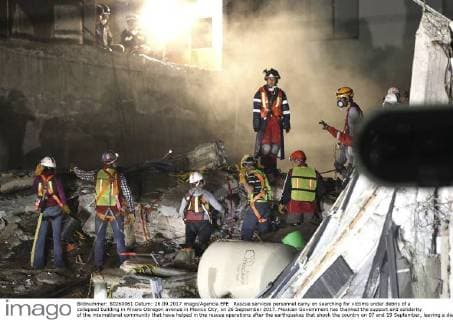Rescue services personnel carry on searching for victims under debris of a collapsed building in Alvaro Obregon avenue in Mexico City, on 26 September 2017. Mexican Government has thanked the support and solidarity of the international community that have helped in the rescue operations after the earthquakes that shook the country on 07 and 19 September, leaving a death toll of 400 casualties at the moment. Rescue missions continue in Mexico City !ACHTUNG: NUR REDAKTIONELLE NUTZUNG!  Copyright: xULISESxRUIZxBASURTOx MEX07 20170926-636420383219148769