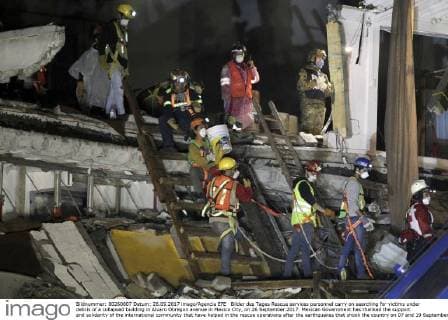 Bilder des Tages Rescue services personnel carry on searching for victims under debris of a collapsed building in Alvaro Obregon avenue in Mexico City, on 26 September 2017. Mexican Government has thanked the support and solidarity of the international community that have helped in the rescue operations after the earthquakes that shook the country on 07 and 19 September, leaving a death toll of 400 casualties at the moment. Rescue missions continue in Mexico City !ACHTUNG: NUR REDAKTIONELLE NUTZUNG!  Copyright: xULISESxRUIZxBASURTOx MEX101 20170926-636420426288922361