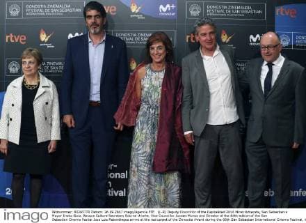 (L-R) Deputy Councillor of the Capitalidad 2016 Miren Azkarate, San Sebastian s Mayor Eneko Goia, Basque Culture Secretary Edurne Uriarte, Vice Councillor Joxean Munoz and Director of the 64th edition of the San Sebastian Cinema Festial Jose Luis Rebordingos arrive at the red carpet of the Donostia Award during the 65th San Sebastian International Cinema Festival, in San Sebastian, Basque Country, Spain, 26 September 2017. San Sebastian International Cinema Festival !ACHTUNG: NUR REDAKTIONELLE NUTZUNG!  Copyright: xJavierxEtxezarretax SSB021 20170926-636420667384691793