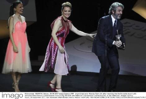Argentinian actor Ricardo Darin (R) after receiving the the Donostia Award with actresses Elena Anaya (L) and Dolores Fonzi during the 65th San Sebastian International Cinema Festival, in San Sebastian, Basque Country, Spain, 26 September 2017. San Sebastian International Cinema Festival !ACHTUNG: NUR REDAKTIONELLE NUTZUNG!  Copyright: xJuanxHerrerox SSB022 20170926-636420668036122737