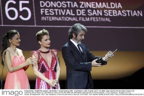 Argentinian actor Ricardo Darin (R) after receiving the the Donostia Award with actresses Elena Anaya (L) and Dolores Fonzi during the 65th San Sebastian International Cinema Festival, in San Sebastian, Basque Country, Spain, 26 September 2017. San Sebastian International Cinema Festival !ACHTUNG: NUR REDAKTIONELLE NUTZUNG!  Copyright: xJuanxHerrerox SSB024 20170926-636420668058585873