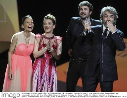 Argentinian actor Ricardo Darin (R) after receiving the the Donostia Award with actresses Elena Anaya (L), Dolores Fonzi (2L) and actor and director Santiago Mitre during the 65th San Sebastian International Cinema Festival, in San Sebastian, Basque Country, Spain, 26 September 2017. San Sebastian International Cinema Festival !ACHTUNG: NUR REDAKTIONELLE NUTZUNG!  Copyright: xJuanxHerrerox SSB025 20170926-636420668675854131