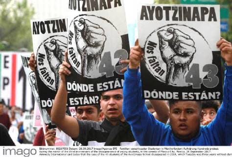 Familien verschleppter Studenten in Mexiko fordern Aufklärung Hundreds protest during the march of the third anniversary of the disappearance of young students, in the streets of Mexico City, Mexico, 26 September 2017. Amnesty International said today that the case of the 43 students of the Ayotzinapa School disappeared in 2014, which Tuesday was three years without clarification, will be the historical lie that will mark the government of the president of Mexico, Enrique Pena Nieto. Parents of the 43 young people of Ayotzinapa kept a minute of silence for the victims of the September 19 earthquake in central Mexico, commemorating the third anniversary of the disappearance of their children. AI: Ayotzinapa will be the historical lie that will mark the management of Pena Nieto !ACHTUNG: NUR REDAKTIONELLE NUTZUNG!  Copyright: xMarioxGuzmanx MEX126 20170927-636420835330290139