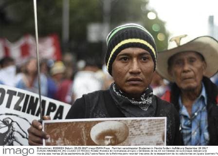 Familien verschleppter Studenten in Mexiko fordern Aufklärung September 26 2017 EUM20170926NAC90 JPG CIUDAD DE MEXICO Protest Protesta 43 normalistas Amigos y familiares de los 43 normalistas de Ayotzinapa realizan una marcha este martes 26 de septiembre de 2017 sobre Paseo de la Reforma para recordar tres anos de la desaparicion de los estudiantes en Iguala Guerrero Foto Agencia EL UNIVERSAL EVZ  - ZUMAu78_ 20170926_zaf_u78_109 Copyright: xAlonsoxRomerox
