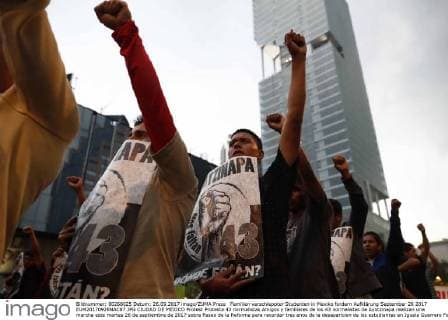 Familien verschleppter Studenten in Mexiko fordern Aufklärung September 26 2017 EUM20170926NAC87 JPG CIUDAD DE MEXICO Protest Protesta 43 normalistas Amigos y familiares de los 43 normalistas de Ayotzinapa realizan una marcha este martes 26 de septiembre de 2017 sobre Paseo de la Reforma para recordar tres anos de la desaparicion de los estudiantes en Iguala Guerrero Foto Agencia EL UNIVERSAL Yadin Xolalpa EVZ  - ZUMAu78_ 20170926_zaf_u78_110 Copyright: xYadinxXolalpax