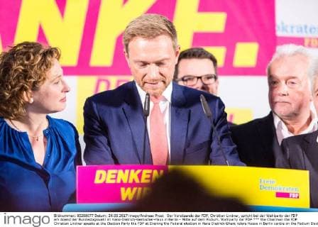 Deutsche Parteien: FDP. Wiedereinzug in den Bundestag 2017 Der Vorsitzende der FDP, Christian Lindner, spricht bei der Wahlparty der FDP am Abend der Bundestagswahl im Hans-Dietrich-Gentscher-Haus in Berlin - Mitte auf dem Podium. Wahlparty der FDP *** the Chairman the FDP Christian Lindner speaks at the Election Party the FDP at Evening the Federal election in Hans Dietrich Ghent rulers House in Berlin centre on the Podium Election Party the FDP